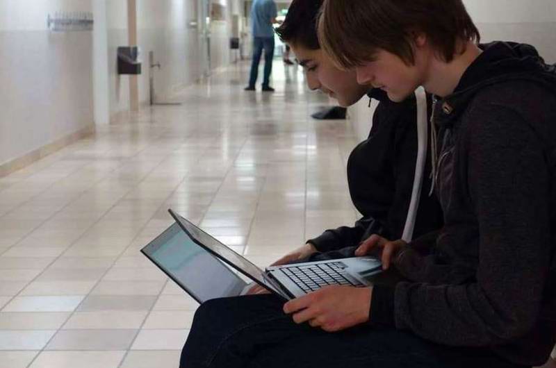 Drenge arbejder på gangen