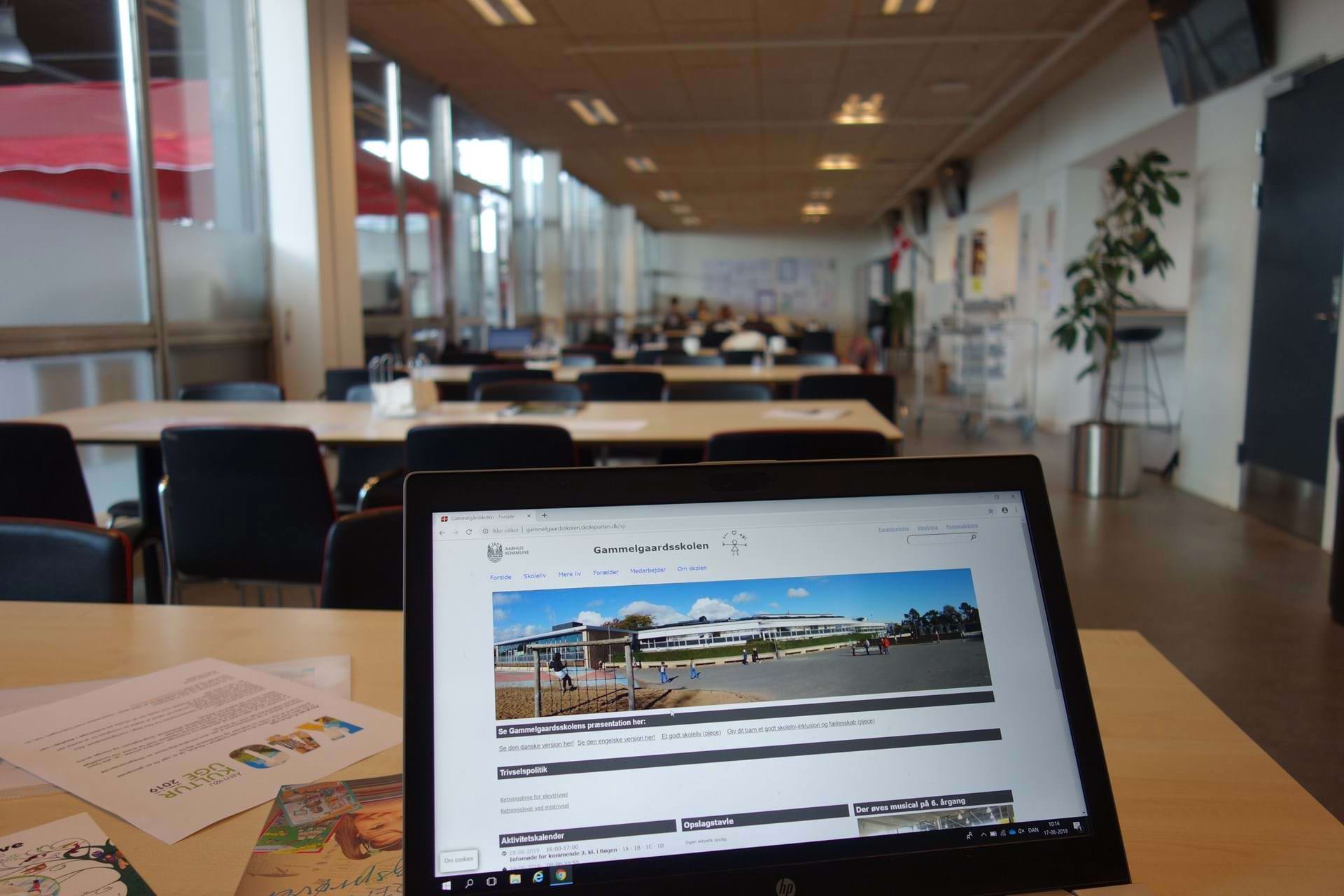 Bærbar computer på lærerværelset