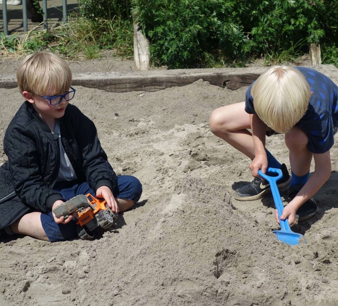 Drenge i sandkasse