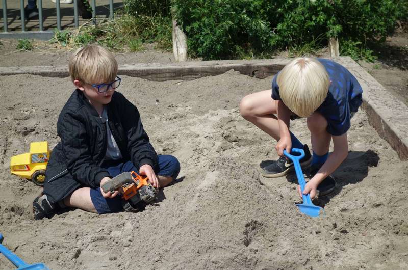 Drenge i sandkasse