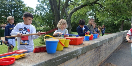 Børn der leger med sand