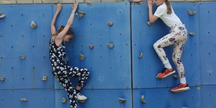 Piger på klatrevæg